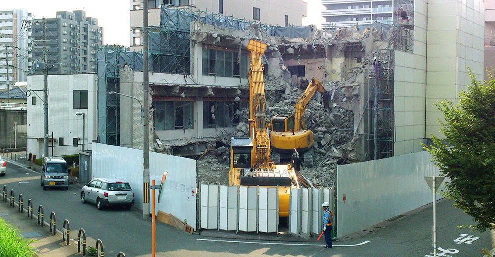 八幡実業による建物解体工事の現場